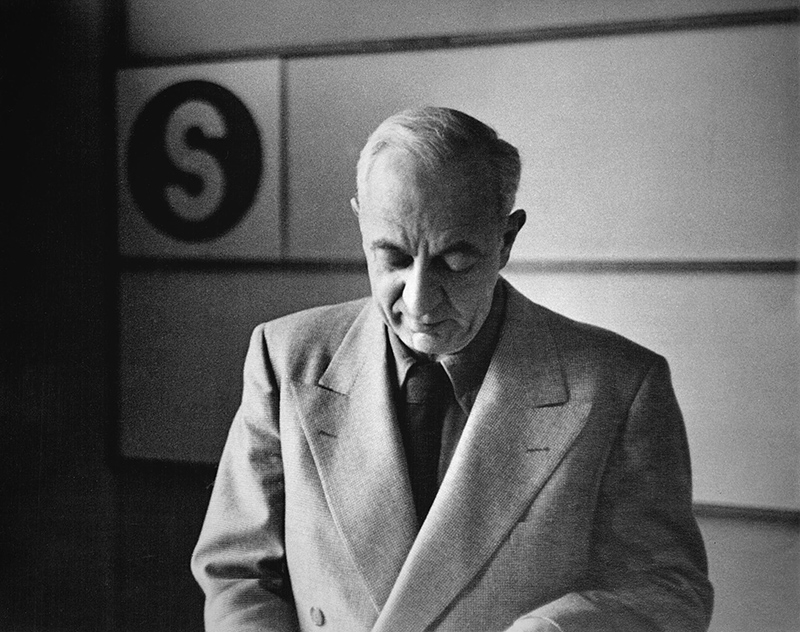 PRESS 10. Ladislav-Sutnar-photo-c.1960